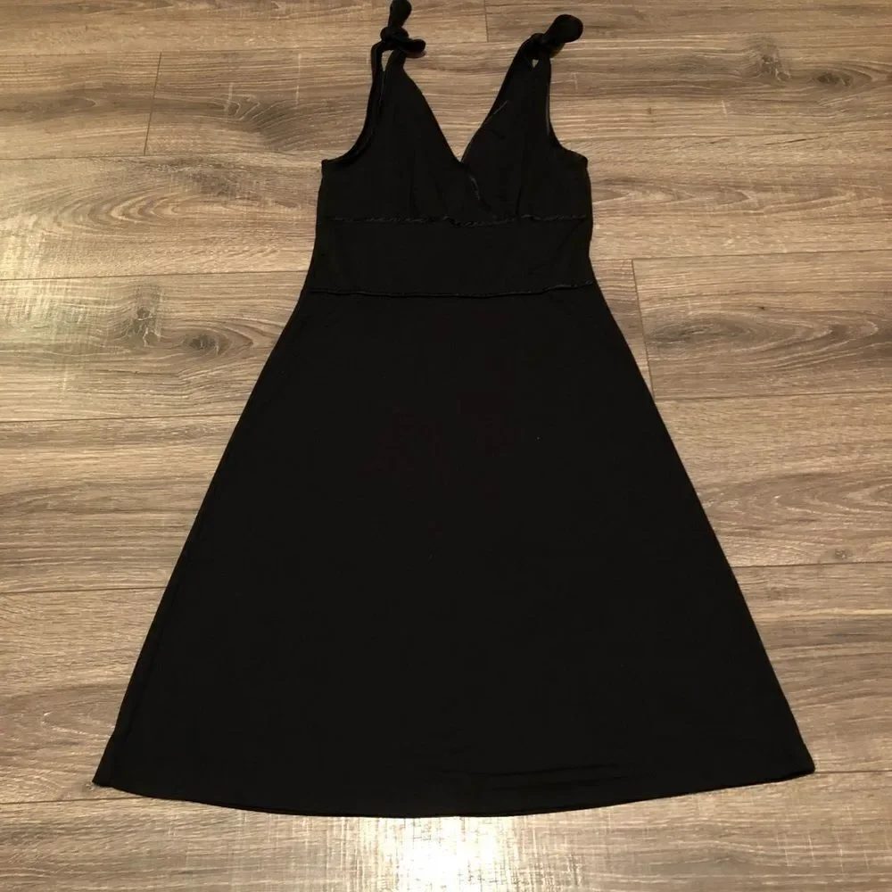 Little black dress‎